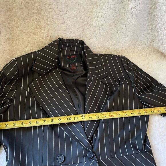 NWT As-hro pant suit, pin stripe, black &white, jacket is short waisted SZ14 - Picture 10 of 13